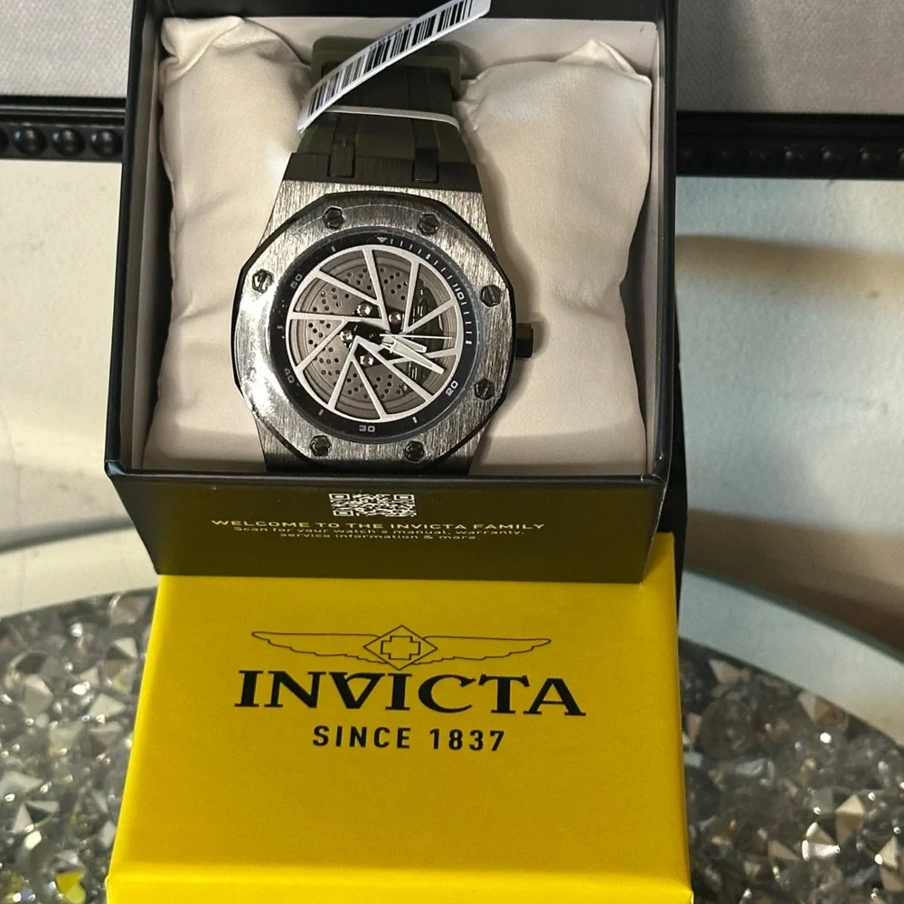 NIB Invicta Speedway Rim Men's Watch.  Retail $259.0